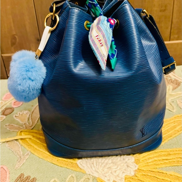 Authentic Louis Vuitton Epi Noe shoulder draw string bag blue! - Picture 2 of 7
